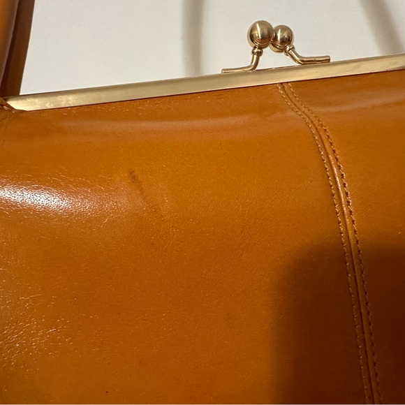 HOBO ‘Gina’ leather shoulder bag in pumpkin orange, with kiss lock closure - Picture 12 of 15
